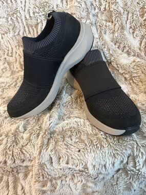 Clarks Women’s Wave 2.0 Step Slip-on Sneakers